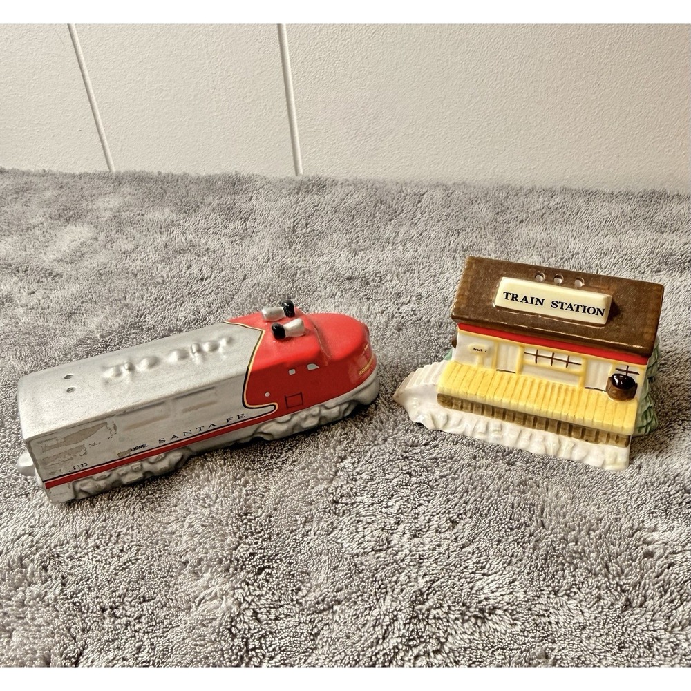 Lionel Sante Fe Train Locomotive & Station Salt Pepper Shaker Set 1990s